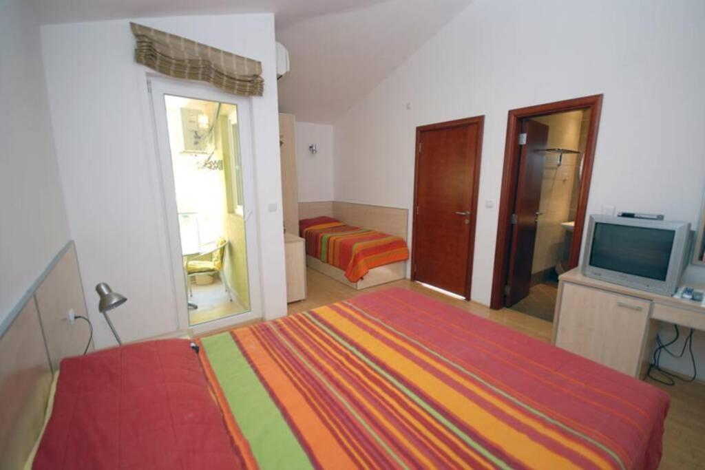 Bmv Room For 2-3 With Greenery View Sveti Stefan Exteriör bild